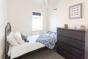 Warrington House, driveway parking and WiFi!