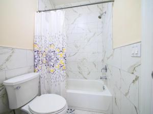 Spacious three-bedroom apt near New York City - Contemporary design