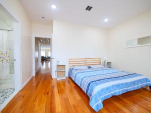 Spacious three-bedroom apt near New York City - Contemporary design