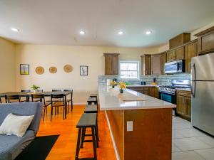 Spacious three-bedroom apt near New York City - Contemporary design