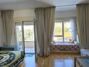 Стильная квартира с видом на море и библиотекой