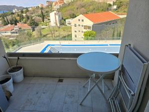 Стильная квартира с видом на море и библиотекой