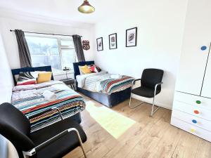 3 bedroom entire house sleeps 8 twin beds near Coventry University City Center driveway Parking