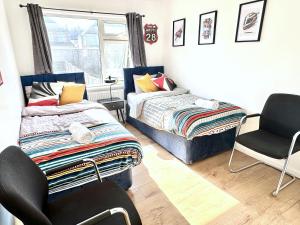 3 bedroom entire house sleeps 8 twin beds near Coventry University City Center driveway Parking