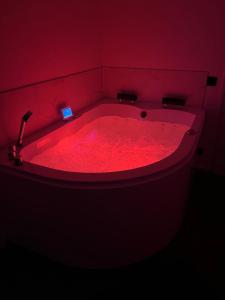 Jacuzzi & free parking at Andries Place