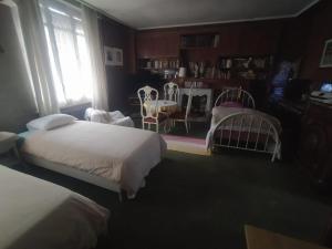 habitación pequeñita con baño compartido