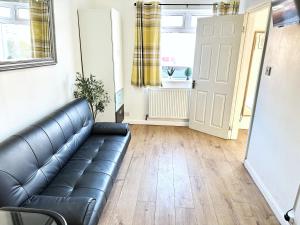 3 bedroom entire house sleeps 8 twin beds near Coventry University City Center driveway Parking