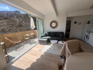 Appartement rénové avec terrasse