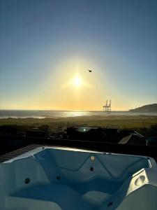 Jacuzzi Privativa com Vista Deslumbrante do Mar