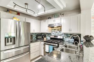 Pool Access Beautiful Modern Home in Las Vegas!