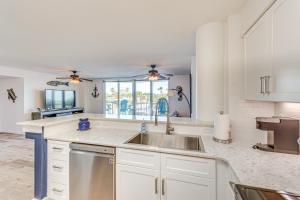Waterfront Fort Walton Beach Condo Pool Access!