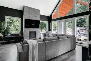 Shawnigan Lake Retreat Theatre, Gym, Cold Plunge - 科威恰湾