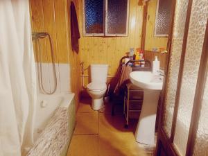 habitación pequeñita con baño compartido