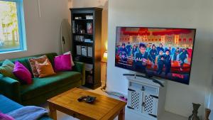 Bright & Spacious 2-Bed Townhouse