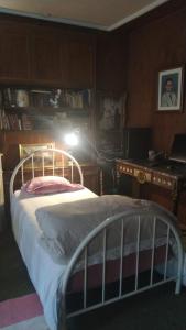 habitación de 2 camas con 2 ventanas al exterior y TV en casa compartida