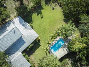 Casa Angi, con jardín y piscina en Sanber