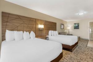 Queen Room with Two Queen Beds with Balcony room in Best Western Grand Manor Inn