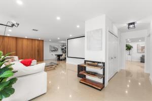 Spacious Modern Mansion w Pool & Sauna in Hollywood close to Beach