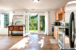 Charming Hillside Retreat - Private backyard, firepit, mtn views, full kitchen - 3hvězdičkové hotely ve městě Anchorage