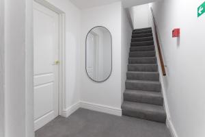 Flatzy - City Centre Mansion 2, Sleeps 22, 4 Baths