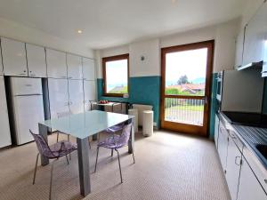 Villas Evian villa with Lake Geneva views in 1960 mid-century modern style : photos des chambres