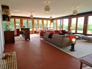 Villas Evian villa with Lake Geneva views in 1960 mid-century modern style : photos des chambres