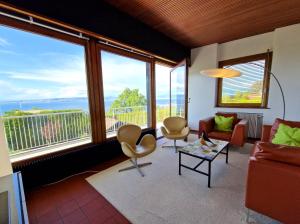 Villas Evian villa with Lake Geneva views in 1960 mid-century modern style : photos des chambres