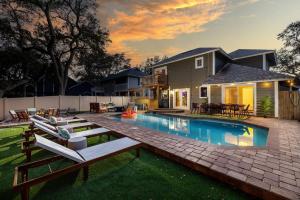 Tiki Bar Pool Putt Putt 1 Mile from BEACH - 4hvězdičkové hotely ve městě Seminole