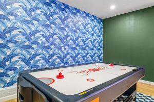 Tiki Bar Pool Putt Putt 1 Mile from BEACH