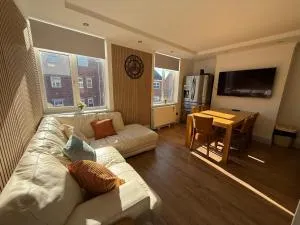 Seaside Rentals Bournemouth - cosy 4BR duplex by AFC Stadium, beach 20min walk - Boscombe