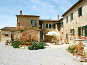 Cottage in Asciano with Pool and Terrace