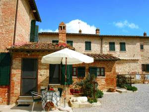 Cottage in Asciano with Pool and Terrace