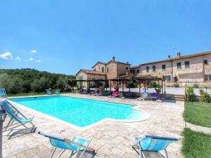Farmhouse in Tuscany with Pool & Scenic Views