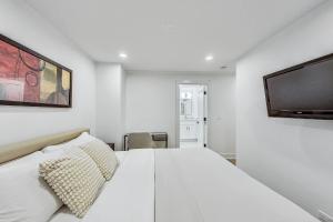 Luxurious Lincoln Park Home with Gourmet Kitchen