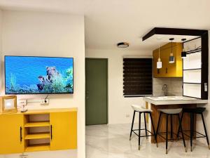 Anchetas Tiny Home - Near Clark Airport with Parking, Pool, Netflix