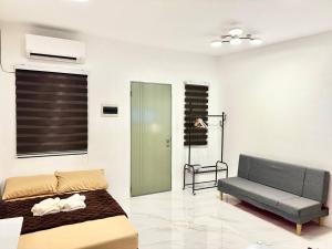 Anchetas Tiny Home - Near Clark Airport with Parking, Pool, Netflix