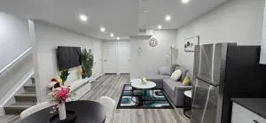 Bleniel Place - Stylish Basement Suite with Wi-Fi Netflix & Parking - Edmonton