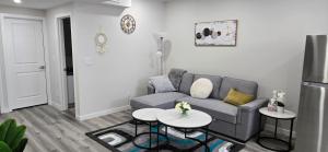 Bleniel Place - Stylish Basement Suite with Wi-Fi Netflix & Parking