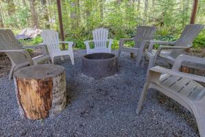 Rainiers Iconic Cabin with Forest Views & Hot Tub