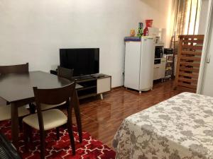 Conjugate Apartment in Leme, RJ, block from the beach
