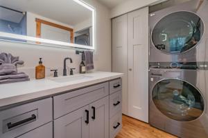 Rainiers Newest Luxury Chalet with Hot Tub-AC-WiFi