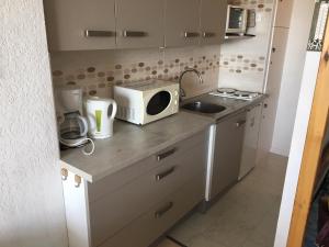 Studio avec loggia à Super Besse, proche des pistes - FR-1-814-112