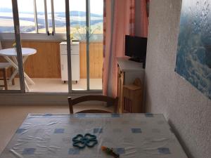 Studio avec loggia à Super Besse, proche des pistes - FR-1-814-112