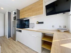 Maisons de vacances Mobil-home Grand Confort a 200m plage, camping avec piscine, terrasse, WiFi inclus - 4 pers. - FR-1-361A-37 : photos des chambres