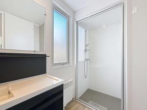 Maisons de vacances Mobil-home Grand Confort a 200m plage, camping avec piscine, terrasse, WiFi inclus - 4 pers. - FR-1-361A-37 : photos des chambres