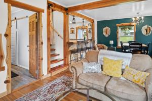 Mt Rainier Retreat with Spa Bathroom-Hot Tub-Fireplace - Ubytování bez kategorie ve městě Ashford