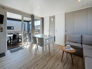 Maisons de vacances Mobil-home confort 3 ch, piscine chauffee, 200m plage, parking, WiFi, animaux admis - FR-1-361A-72 : photos des chambres