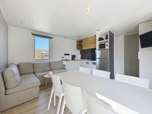 Maisons de vacances Mobil-home confort 3 ch, piscine chauffee, 200m plage, parking, WiFi, animaux admis - FR-1-361A-72 : photos des chambres