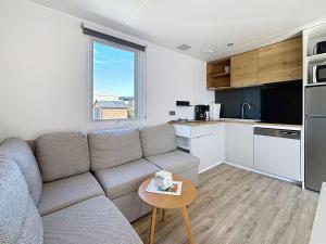 Maisons de vacances Mobil-home confort 3 ch, piscine chauffee, 200m plage, parking, WiFi, animaux admis - FR-1-361A-72 : photos des chambres