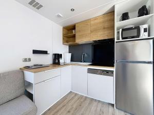 Maisons de vacances Mobil-home confort 3 ch, piscine chauffee, 200m plage, parking, WiFi, animaux admis - FR-1-361A-72 : photos des chambres